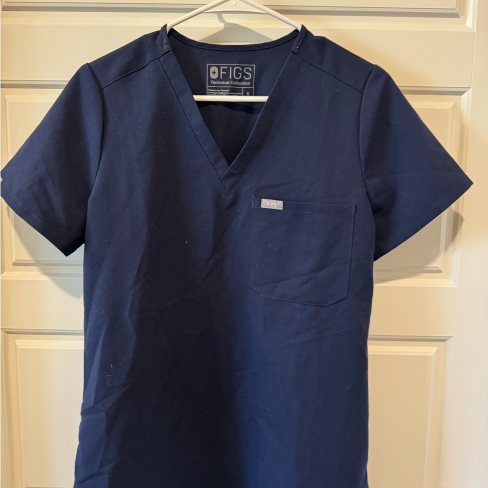 FIGS Catarina one pocket scrub top in navy